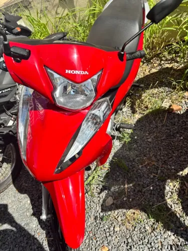 Honda Biz 125, ano 2024, vermelha.