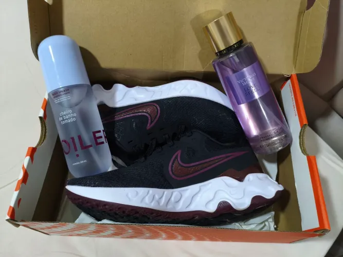 3 UNIDADES 1 TÊNIS NIKE RENEW RIDE 2 1 BODY SPLASH VICTORIA SECRET 1 BODY SPLASH SPOLER
