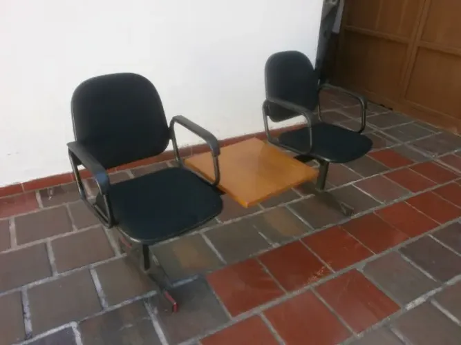 longarina - com 2 cadeiras estofadas - mais espaço para revistas