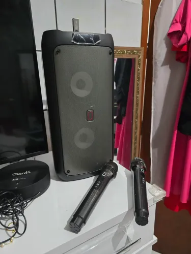 Caixa com Bluetooth - pega pen drive!