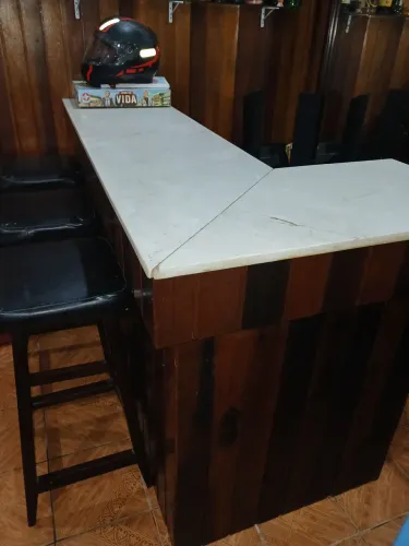Bar para sala de em madeira e balcão de mármore