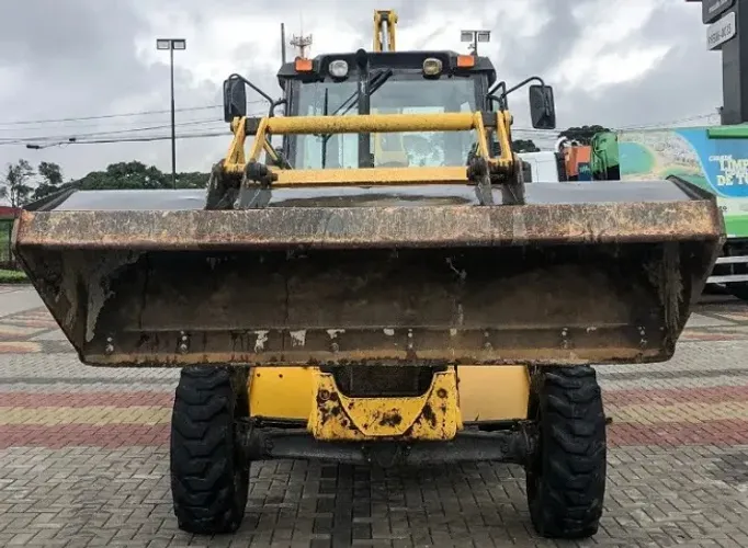 Retroescavadeira  New  Holland  2016. 
