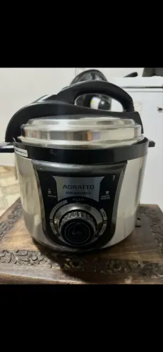 Vendo Panela de pressão elétrica Agratto 4L , nova .
