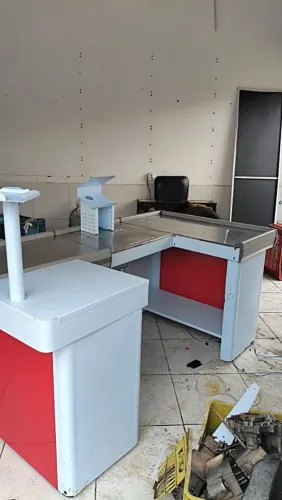 Checkout 2m semi novo, acabamento em ACM 