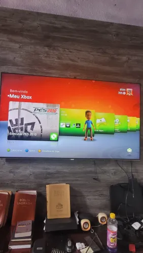 Xbox com dois controles e um jogo, tudo 650 reais