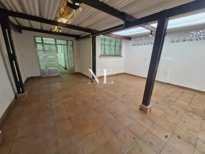 Sobrado para Venda em Santos, Vila Mathias, 5 dormitórios, 2 banheiros, 2 vagas