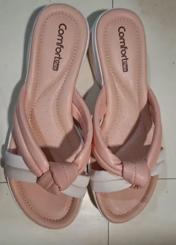 Elegantíssima sandália Comfortflex número 38. Buscar próximo a Doca.
