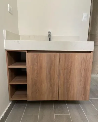 Gabinete Aéreo para Banheiro 70cm Amadeirado MDF 18mm com Nichos Laterais e 2 Portas 