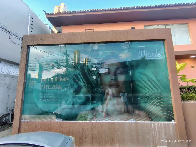 Sinalização com adesivo vinil