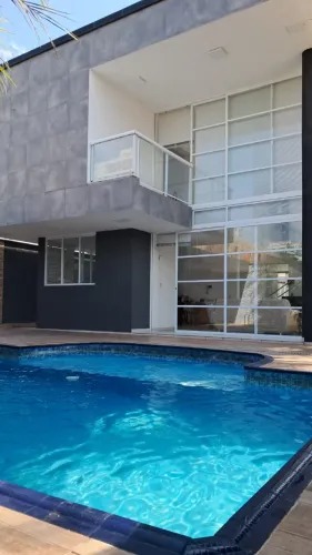 Sobrado Alto Padrão com 5 Dormitórios, 4 Suítes e Piscina no Flórida, 50 Metros da Praia