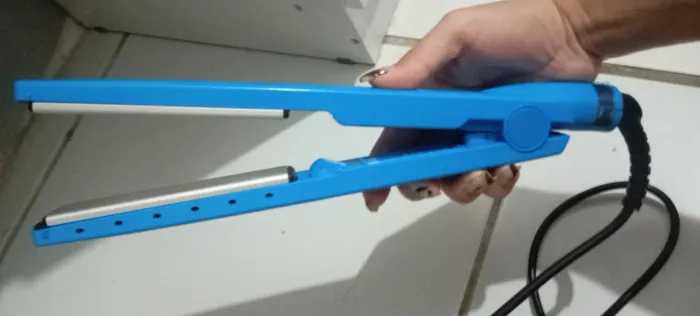 Chapinha de cabelo azul seminova, usada apenas 1 vez.