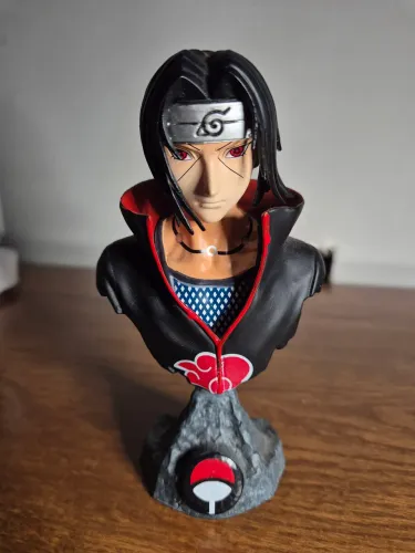 Action figure itachi uchiha 