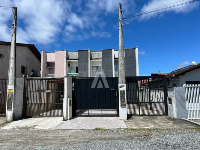 Casa geminada com 2 quartos à venda no bairro Aventureiro, em Joinville-SC, por R$ 380.000