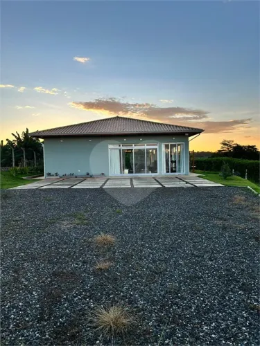 Casa à venda com 2 suítes em Loteamento de Chácaras Arumã, Sarapuí - SP