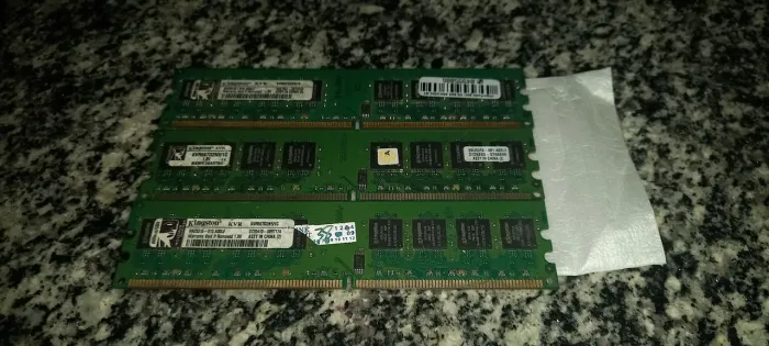 Vendo kit com 3 memórias RAM Kingston DDR2 usadas, retiradas de computador funcionando.