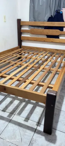 Cama de Casal simples em Madeira Maciça Usada