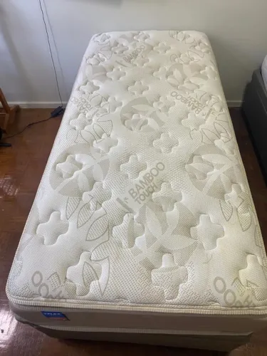 Cama box baú solteiro com colchão de mola.