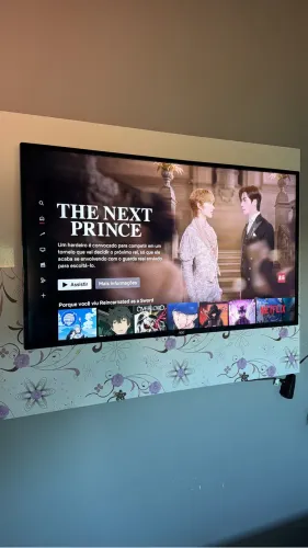 Tv AOC 42 Smart com detalhes