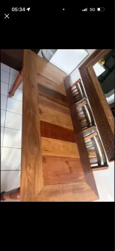 Linda mesa de jantar em madeira maciça.