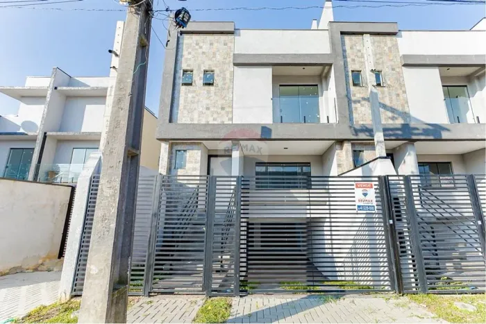 Excelente Sobrado Triplex Novo no Sitio Cercado