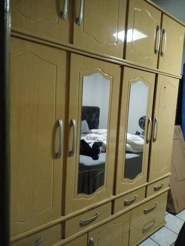 Vende se dois guarda roupas.um de casal.e outro de solteiro