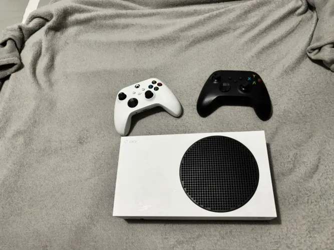 XBOXs séries S com dois controles