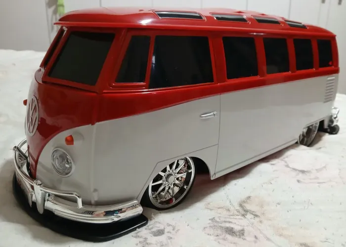 Volkswagen Kombi Samba escala 1:10 maisto na caixa vermelha e branca corujinha cont remoto