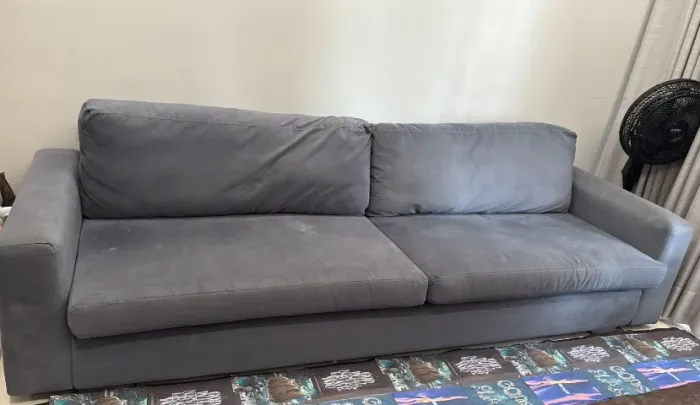 SOFÁ GRANDE E CONFORTÁVEL