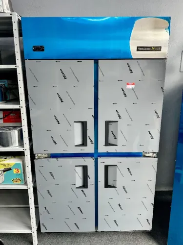 Geladeira comercial 4 portas inox Venâncio 