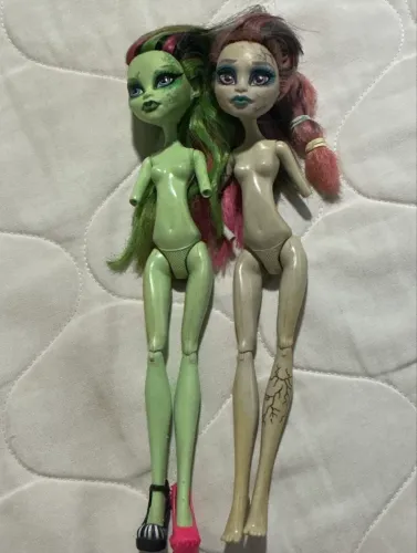 Sucatas monster high rochelle e Vênus zombie shake