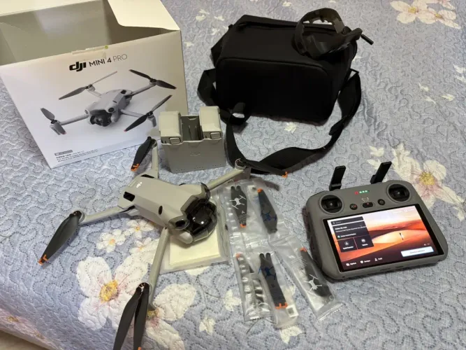 Drone DJI Mini 4 Pro Fly More Plus