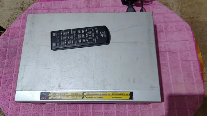 Vídeo cassete JVC com controle remoto