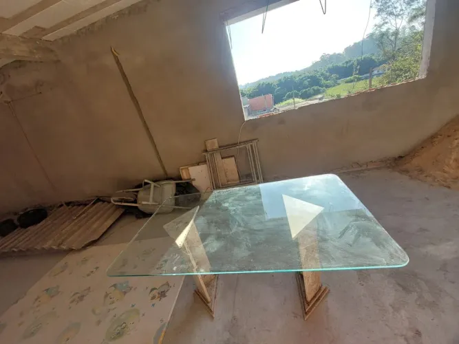 Mesa de vidro com bases de mármore