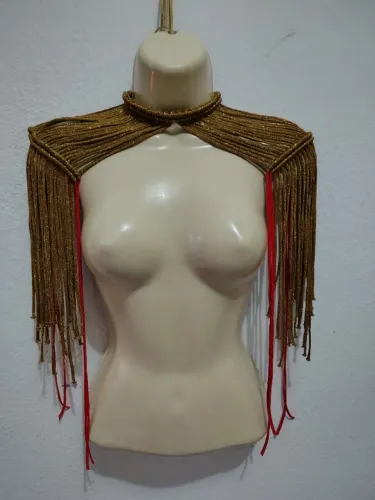 Ombreira dourada escura de macramê