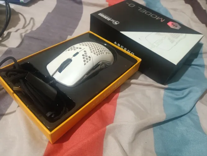 Mouse GLORIOUS o branco com fio