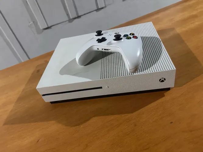 Xbox One S 1 tb + 1 Controle