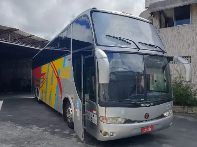 Ônibus Scania bem cuidado