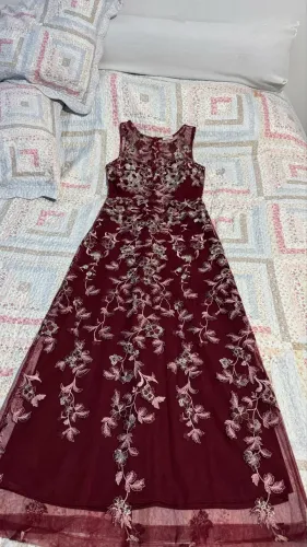 Vende-se vestido de festa