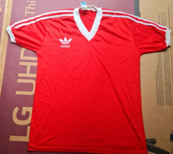 Camisa da Adidas anos 80, modelo etiqueta trefoil com bandeira número 11 clássica e rara!