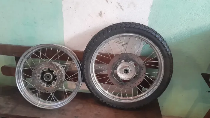 Rodas dianteira e traseira com disco de freio Dafra NH190