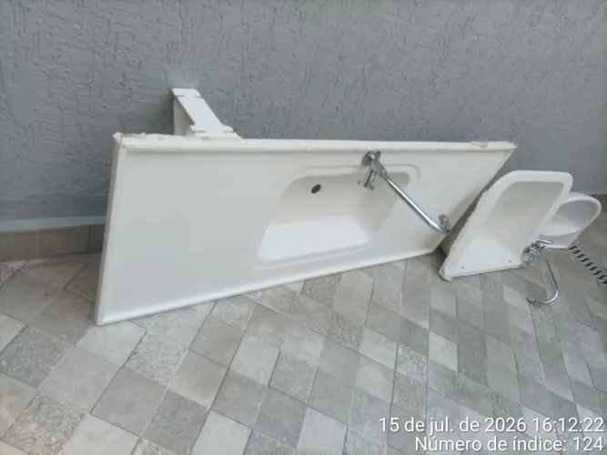 Pia de de conziha, tanque e lavatório de banheiro.