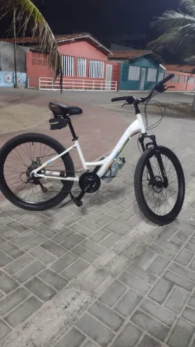 Bicicleta aro 26, quadro baixo de alumínio groove.