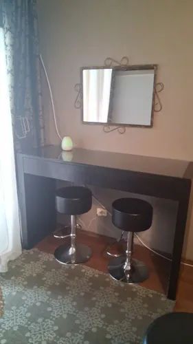 Mesa balcão com 2 gavetas e 2 banquetas reguláveis usada