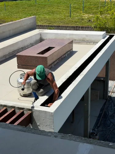 Vaga para ajudante prático e pedreiro profissional .