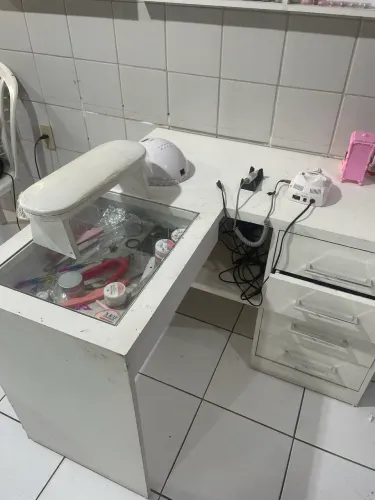Mesa e materiais completo para manicure 