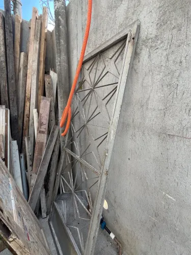 Conjunto gradeado janela + porta de Ferro + estruturas de alumínio A NEGOCIAR
