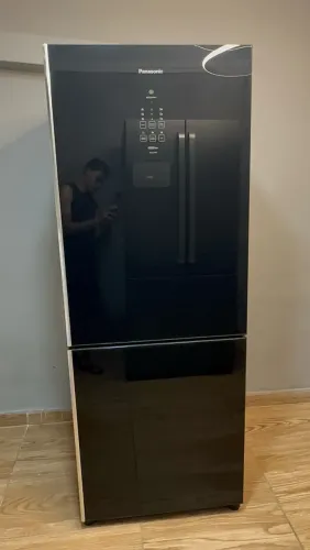 Vende-se essa geladeira a Panasonicc Black Glass frost free