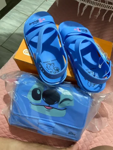 Vendo uma sandália do Stitch Nova , acompanha a bag 