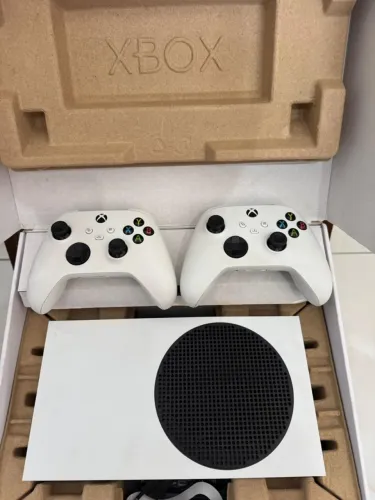 Vende-se Xbox Series S 512GB (acompanha dois controles originais e caixa)