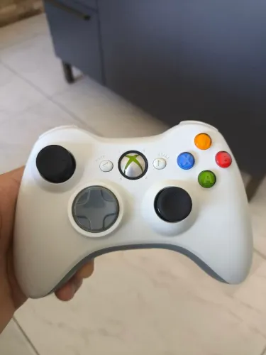 Controle Xbox 360 branco original revisado com garantia.